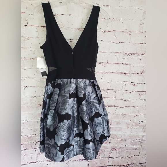 NWT Xscape Fit & Flare Cocktail Dress with Pockets! Size 4 - Picture 8 of 8